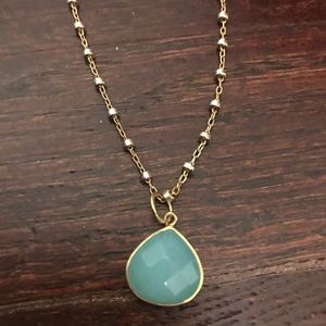 Green elegant pendant necklace
